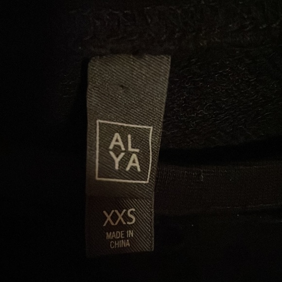 Snow Leopard Sweatshirt 🖤🐆 - Picture 8 of 12